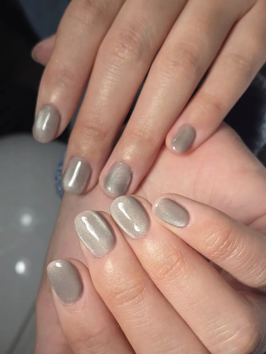 Greige pearl cat-eye shimmer short square nails